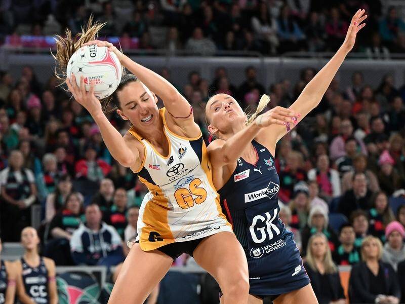 The Lightning have inflicted a hard-fought first loss of the Super Netball season on the Vixens. (Joel Carrett/AAP PHOTOS)