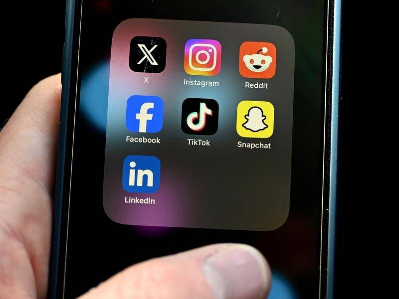 The federal opposition will ban children under 16 from accessing social media if it wins government. (Joel Carrett/AAP PHOTOS)
